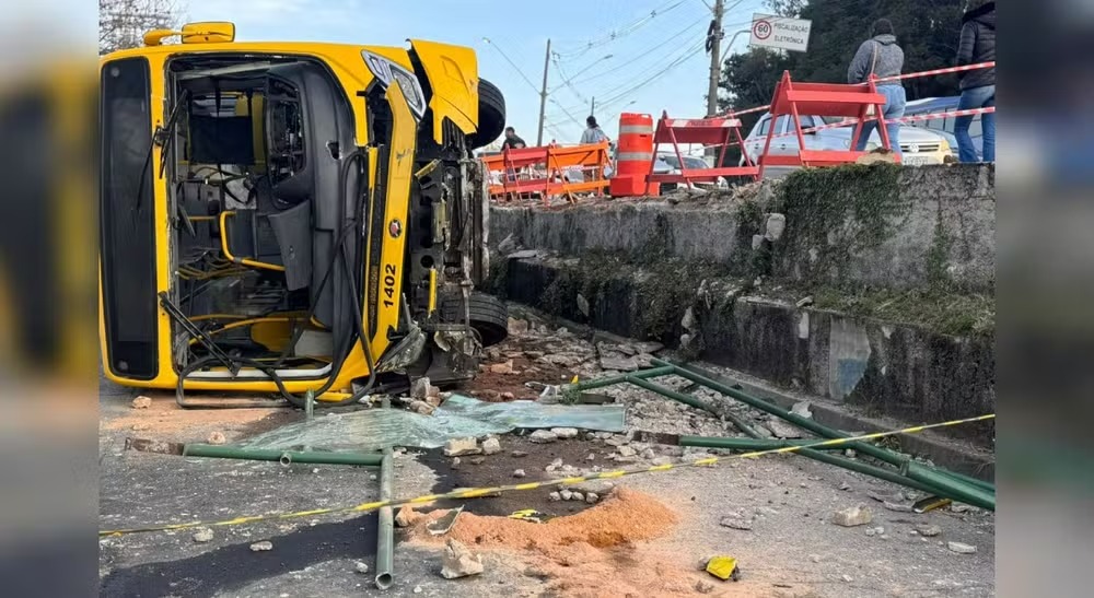 Ônibus de linha tomba e deixa 27 feridos em Jundiaí
